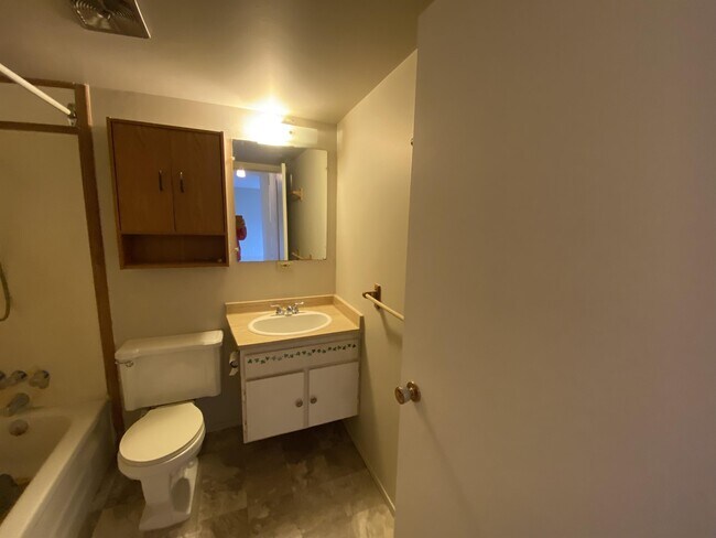 Photo - 999 Bowen Rd