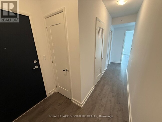 Photo - 75 James St S Unit 615