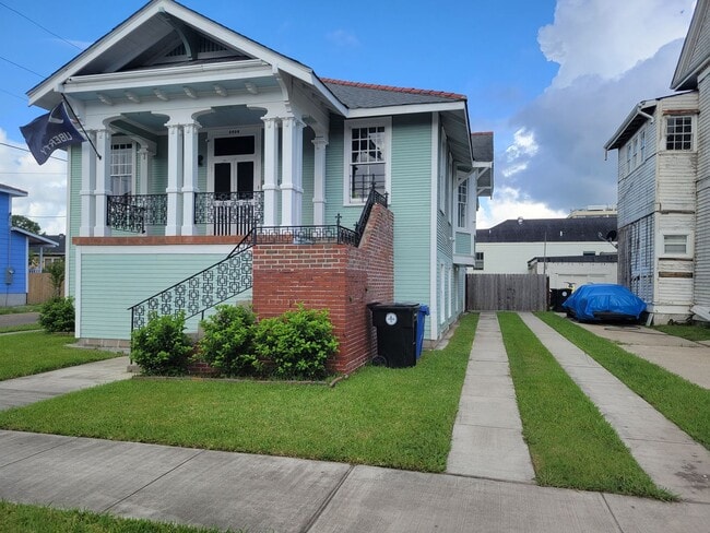 Building Photo - Spacious 3BD/2.5BA Uptown on Marengo St w/ Huge Backyard