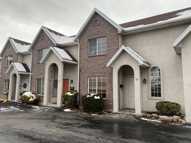 Building Photo - 3 Bedroom Townhome by BYU