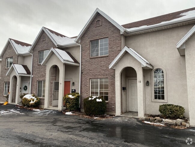 Building Photo - 3 Bedroom Townhome by BYU