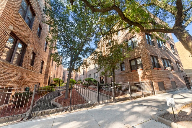 Building Photo - 3721 N Pine Grove Ave Unit #3E Rental
