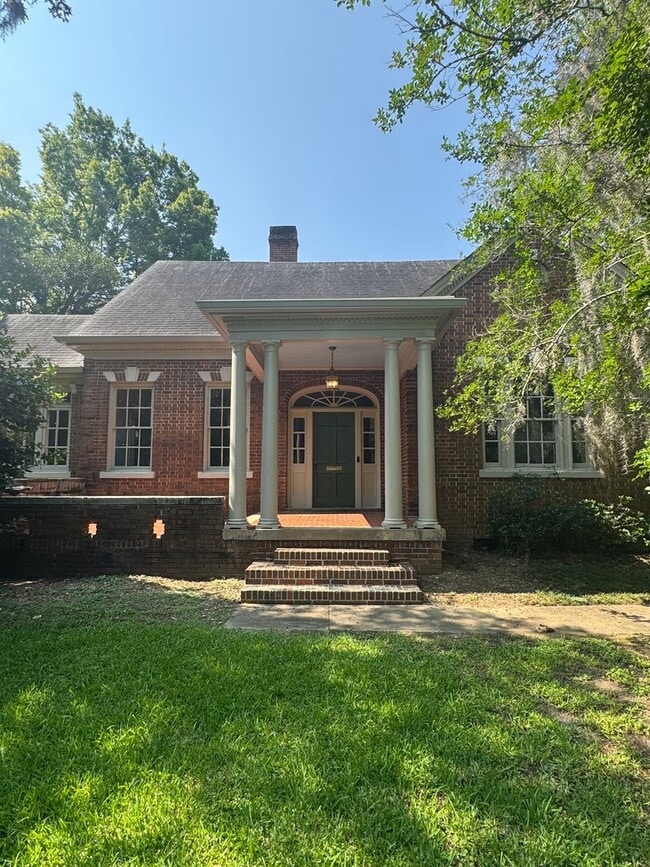 Meticulously and Beautifully Cared for Old... - Meticulously and Beautifully Cared for Old... House