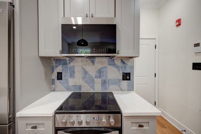 Photo - Spacious & Stylish Studio Apartment on W D... Unit B