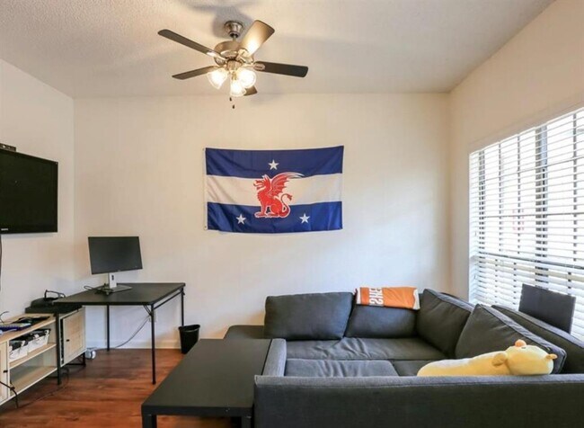 Photo - 912 W 22nd St Unit 304