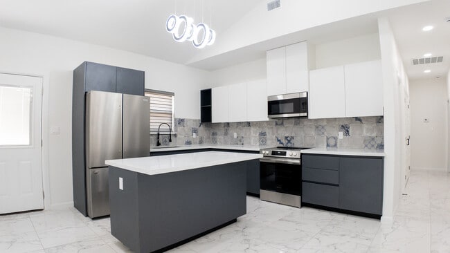 Building Photo - 700 Deanne Dr Rental