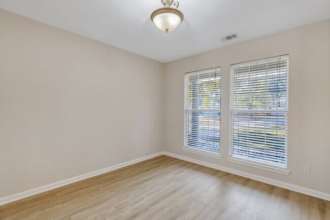 Photo - 102 Silverton Rd