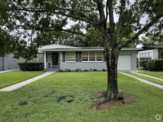 Building Photo - Large fenced back yard Rental