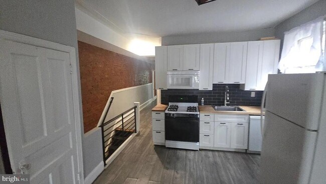 Photo - 3246 W Huntingdon St