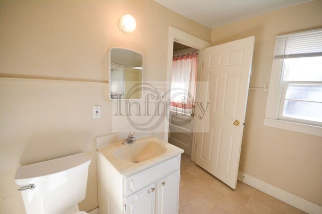 Photo - 2020/2022 Eastwood Rd SE Unit 2022 Eastwood Rd SE