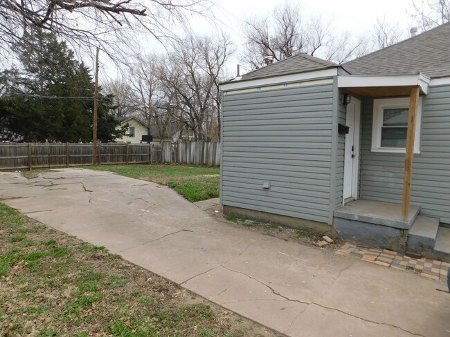Photo - 1 Bed 1 Bath Duplex w/ Washer Dryer hookup House