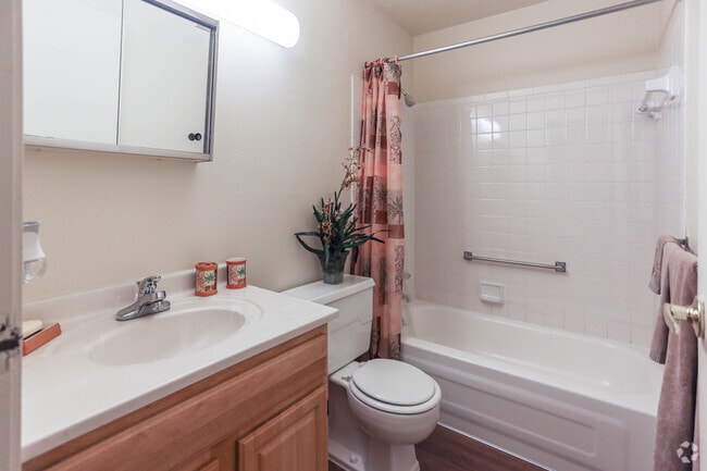 1 Br, 1 BA - 482 SF