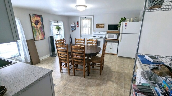 1929 2nd St Unit Upper 2 Bed