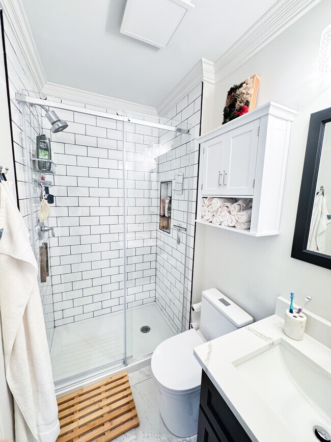 Photo - 5415 Larchmont Ave