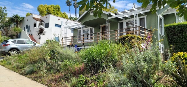 Building Photo - Glendale Awaits You