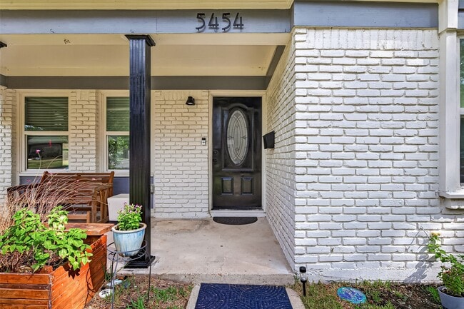 5454 Creekbend Dr