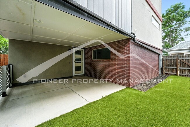 Beautiful Townhome With Rooftop, 2 Car Gar... - Beautiful Townhome With Rooftop, 2 Car Gar...