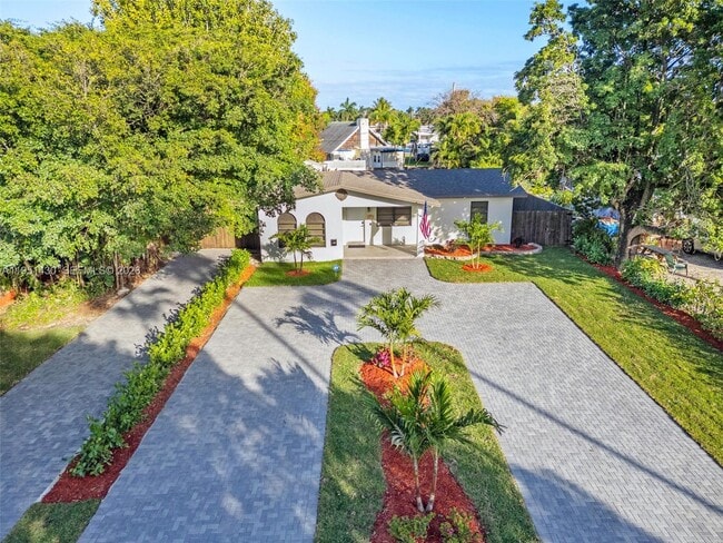 Building Photo - 1075 NE 12th Ave Unit 1075