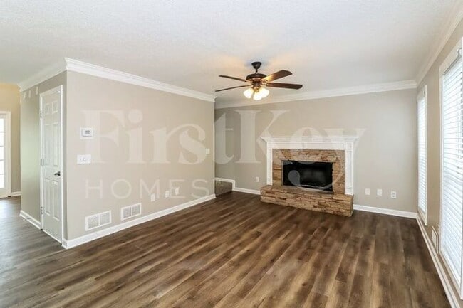 Photo - 800 Oxford Dr