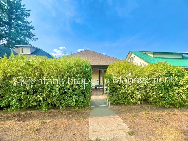 Building Photo - Pet friendly house with a fenced yard!