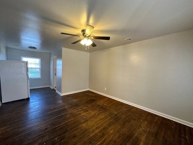Photo - 616 Eastridge St E