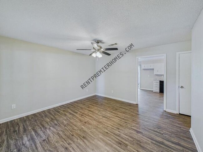 Photo - 802 Towering Oaks Dr