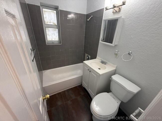 Building Photo - 1642 NW 13th Ct