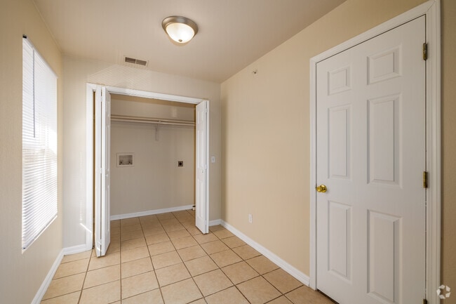 1BD, 1BA - 652SF - Dining Area