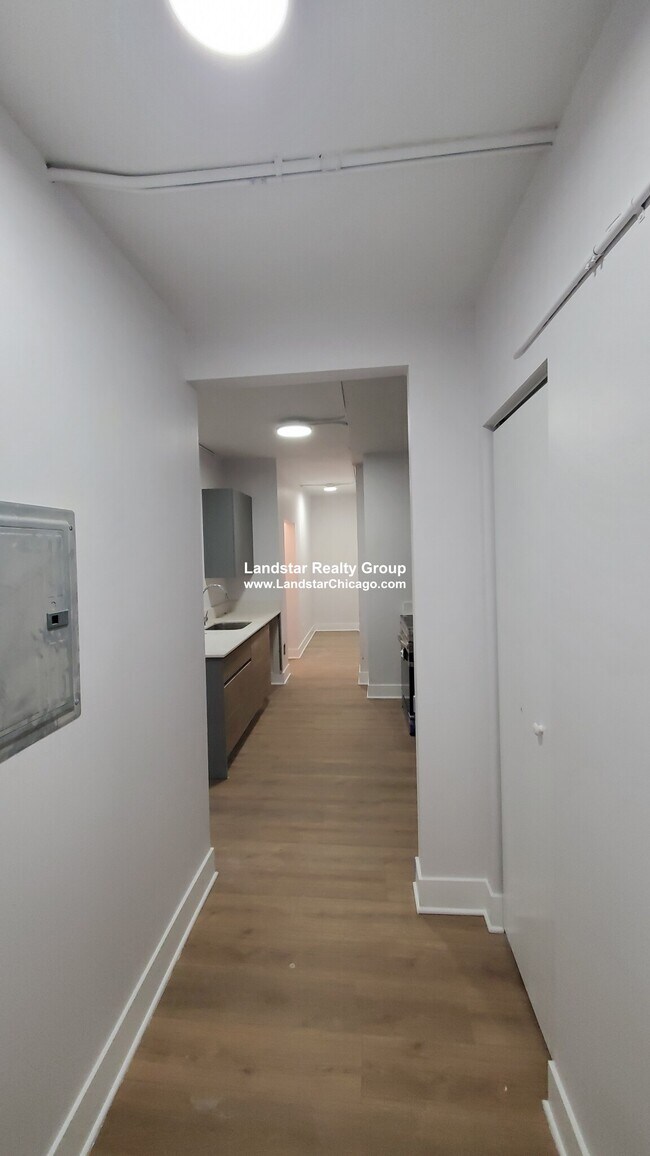 Building Photo - 1347 W Estes Ave Unit E3