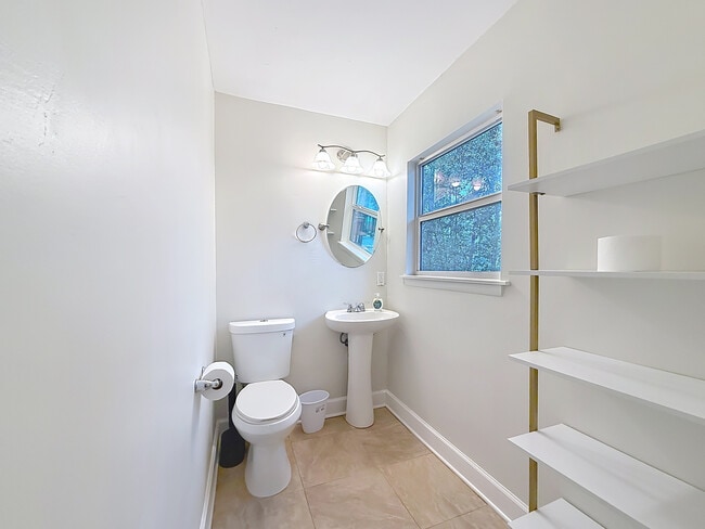 Photo - 1422 Lucy St