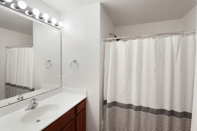 Photo - 100-100 Stratford Lakes Dr