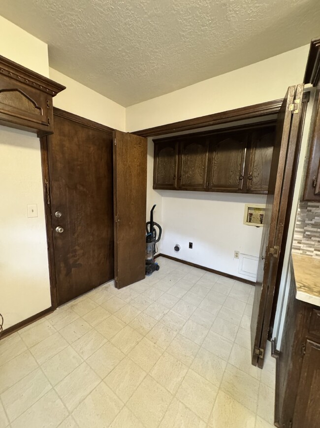 Newly available in Central Edmond - Newly available in Central Edmond Apartment