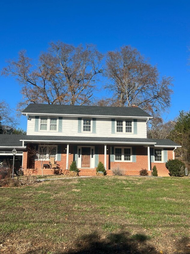 4 Bedroom with fenced in yard! - 4 Bedroom with fenced in yard!
