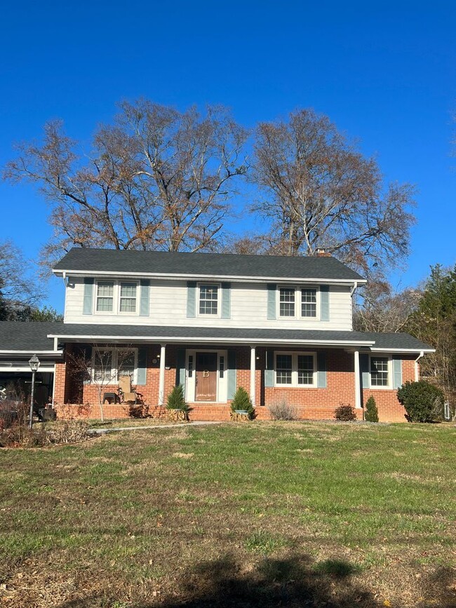 4 Bedroom with fenced in yard! - 4 Bedroom with fenced in yard! House