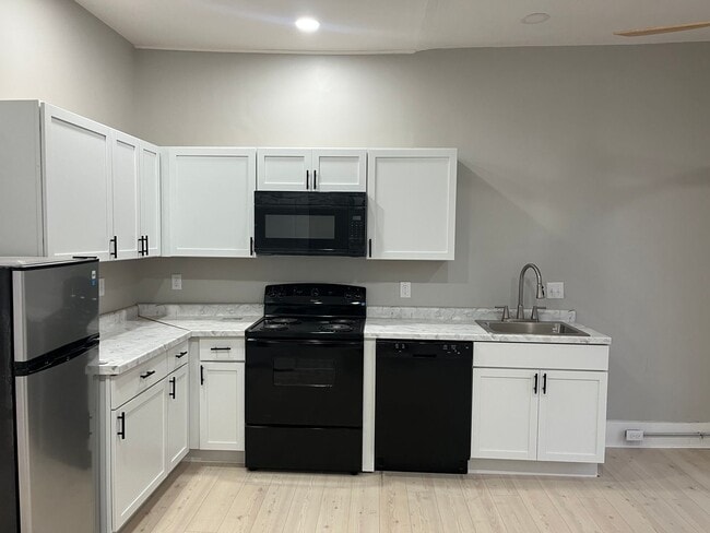 Building Photo - Beautifully Renovated 1 Bed 1 Bath Unit Apt 2