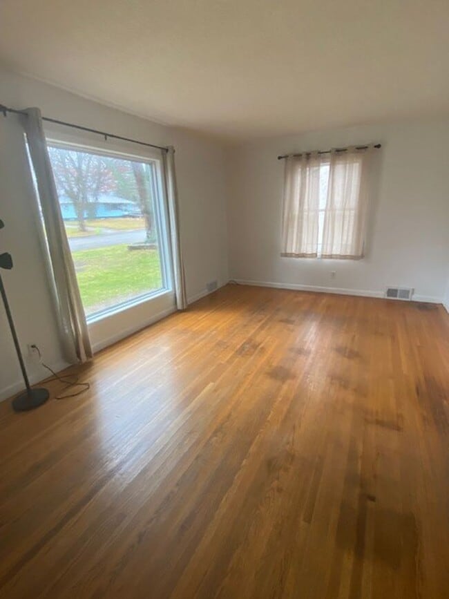 Photo - 3 Bedrooms, 2 Bathrooms Single Family Home in Brainerd, MN w/detached garage