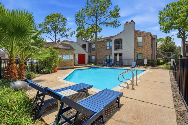 Building Photo - 2025 Augusta Dr Unit 804