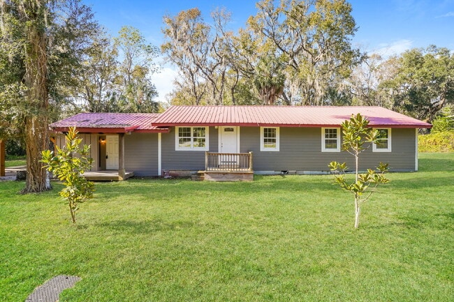 Building Photo - "Charming 3-Bed Sanctuary with Scenic Views in Floral City - 1608 Sq Ft of Comfort!"