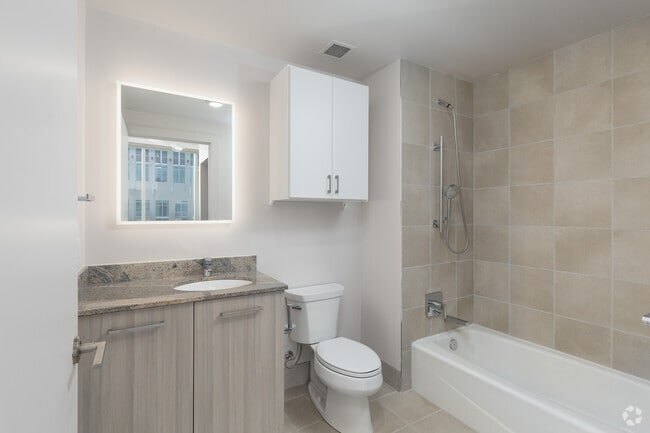 2BR, 2BA - 1,075SF - Bathroom