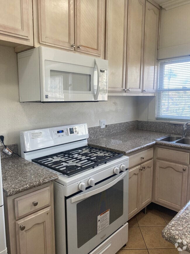Building Photo - 354 Chestnut Ave Unit 24 Rental