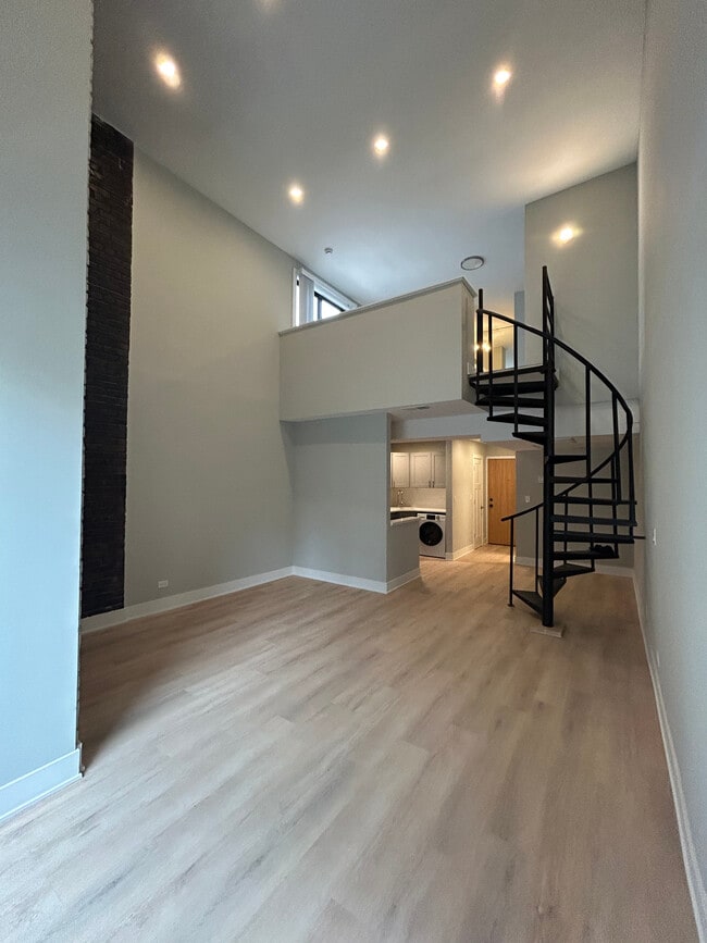 Building Photo - 1214 N La Salle Dr Unit C5