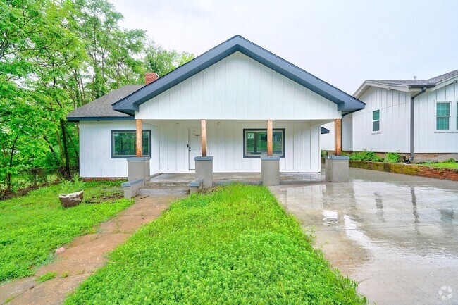 Building Photo - 1328 NE 8th St Rental