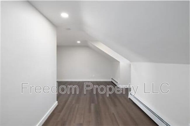 Photo - 28 Aircraft Rd Unit J