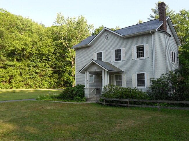 Building Photo - 108 Crescent St Unit 2R