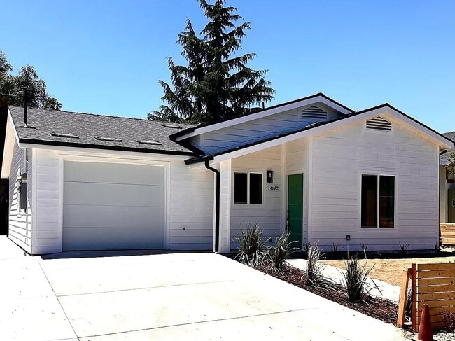 Building Photo - 1675 University Dr