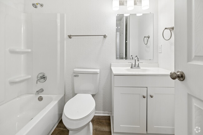 2BR, 2BA - 1,024SF - Bathroom