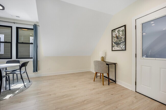 Photo - 1644 N Troy St Unidad 2