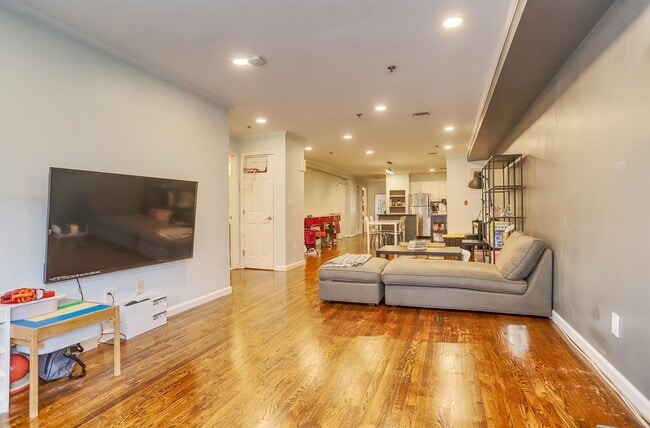 Building Photo - 75 Monroe St Unit 2 Rental