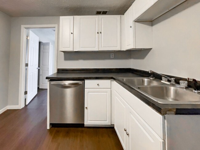 Photo - PRELEASING for AUGUST! 5 Bedroom, 3 Bathroom Home Close to Campus: In-Unit Washer and Dryer