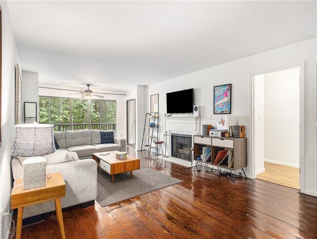 Building Photo - 3307 Pine Heights Dr NE